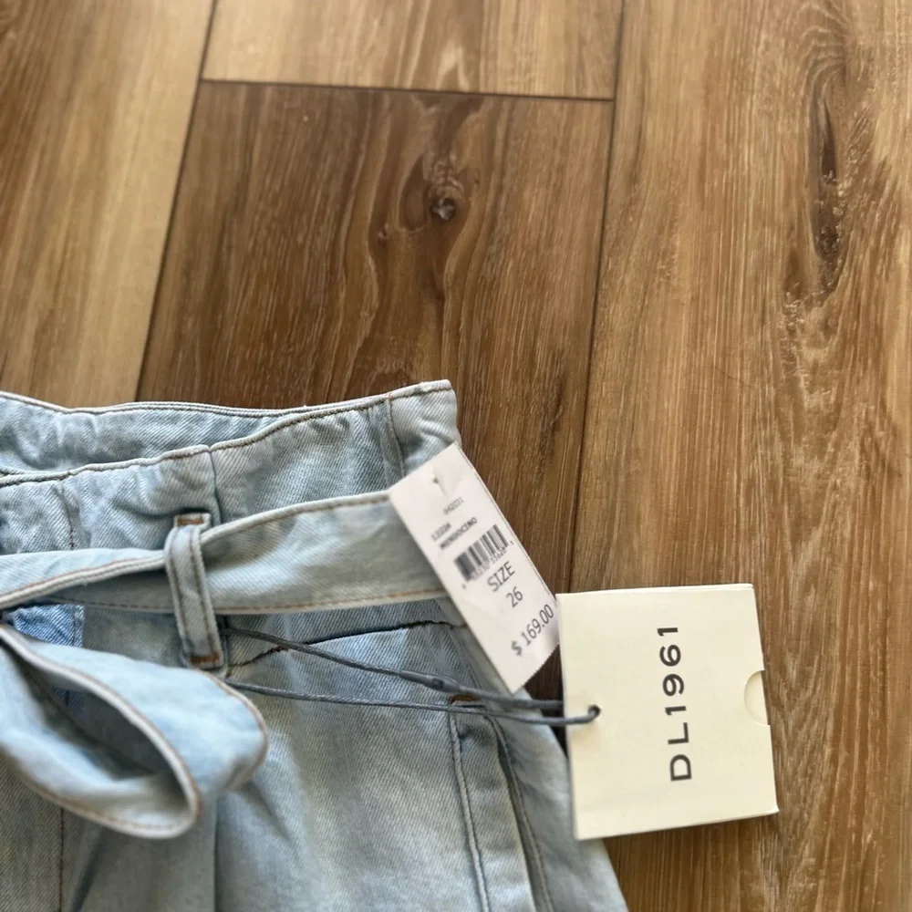 DL1961 women’s paper bag High-Waisted denim Shorts size 26 NWT - Picture 3 of 6